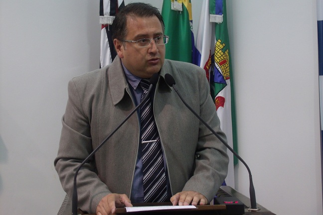 Roberto Araujo critica secretária por deixar alunos sem transporte escolar