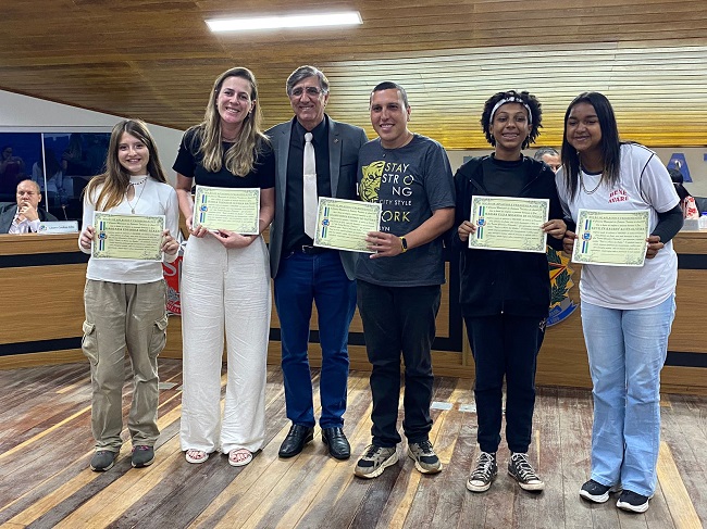Projeto Beija Flor e Cia Teatral Girassóis e Ditirambo receberam diplomas de Honra ao Mérito