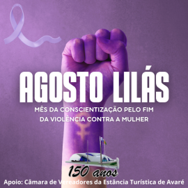 Mão em punho cerrado com a cor roxa, sobreposto o título AGOSTO LILÁS