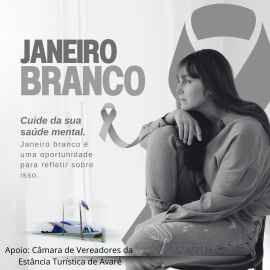 Mulher de lado, sentada, reflexiva