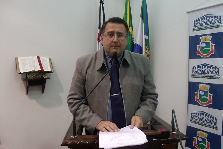 Roberto Araujo promete denunciar caso das apostilas ao MPF