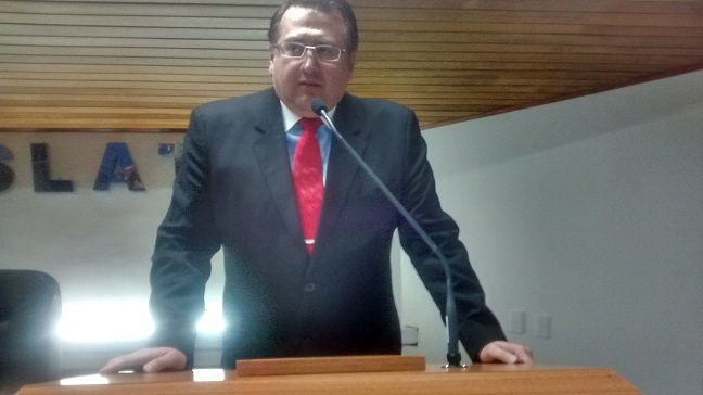 Roberto Araujo pede que prefeito faça valer seu mandato