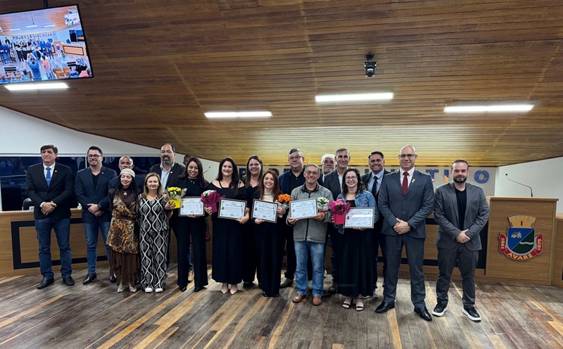 Câmara entregou Prêmio “Professor Destaque 2025” em ato solene realizado na segunda (10)